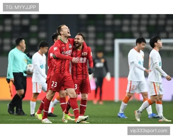 青岛西海岸迎来保级关键时刻防线面临大考 青岛西海岸迎来保级关键时刻防线面临大考